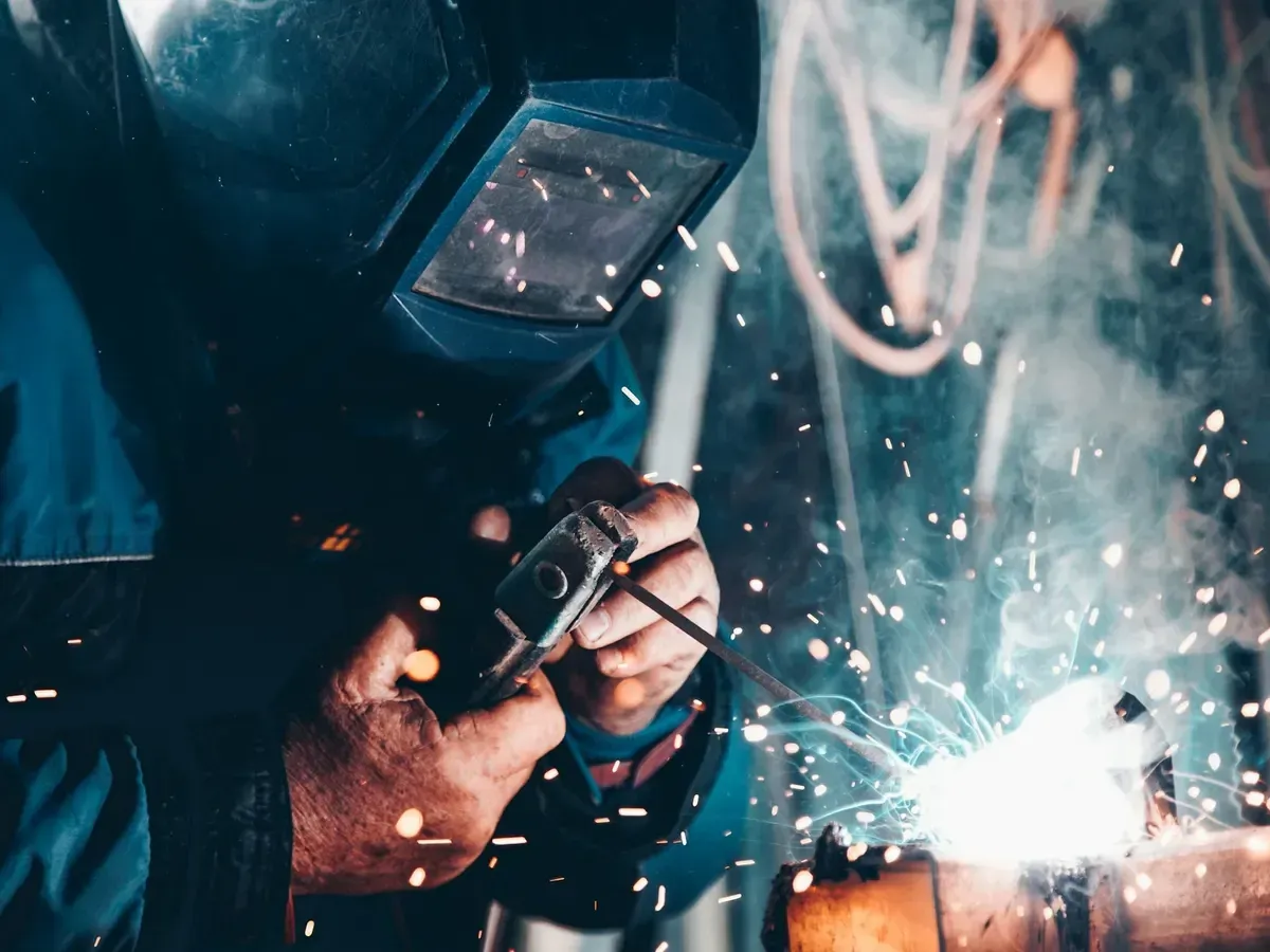 Soudeur au travail dans un atelier industriel